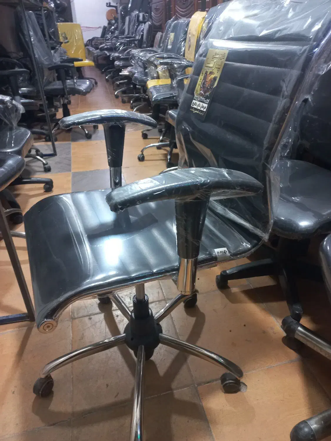 صندلی در حد نو برند لیو|مبلمان اداری|تاکستان, |دیوار