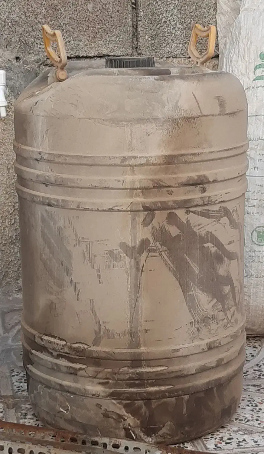 ۲ بشکه فلزی نفت و ۱ بشکه پلاستیکی نفت|مصالح و تجهیزات ساختمان|آبدانان, |دیوار