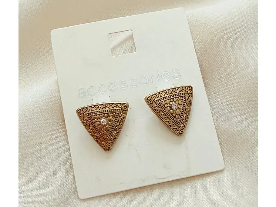 گوشواره میخی تکی مثلثی طلایی|بدلیجات|زاهدان, |دیوار