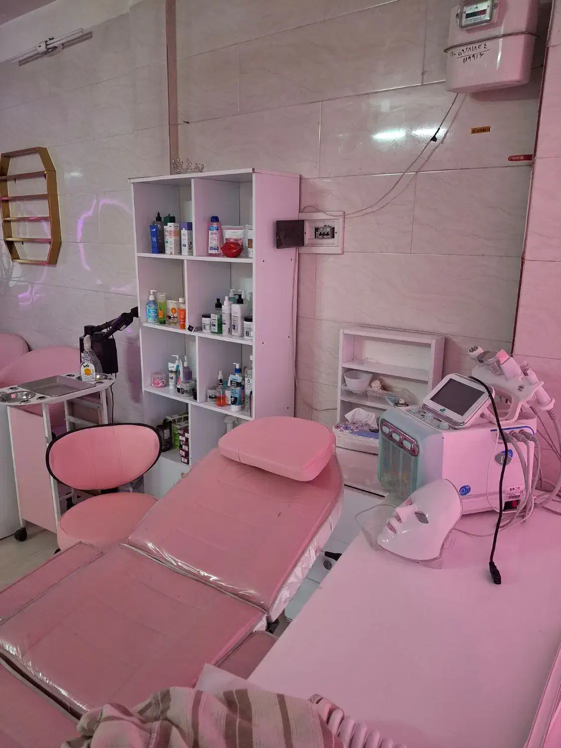 فروش وسایل کامل آرایشگاه به دلیل مهاجرت|آرایشگاه و سالن‌های زیبایی|بروجرد, |دیوار