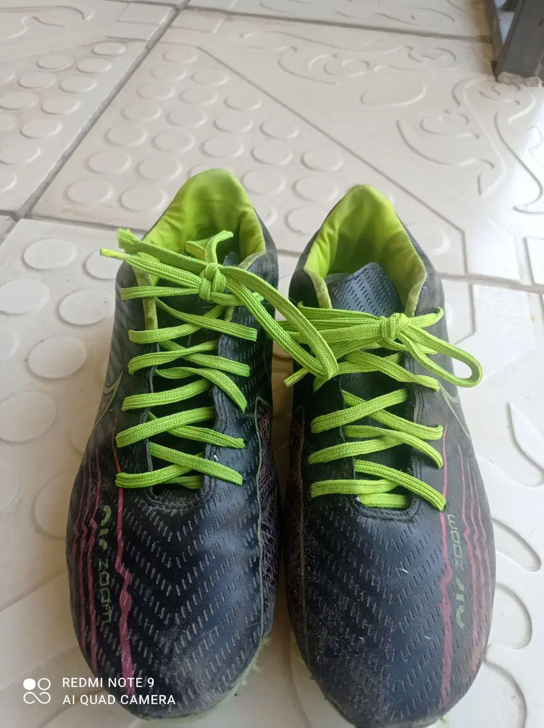 دو کفش یکی برای سالن یکی برای چمن|کیف، کفش، کمربند|بومهن, |دیوار