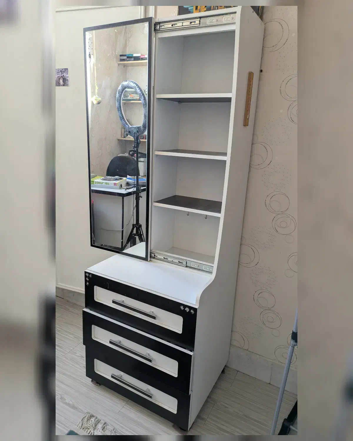 میز آرایش همراه با طبقه و کشو و اینه قدی|مبلمان خانگی و میز عسلی|اصفهان, باغ دریاچه|دیوار