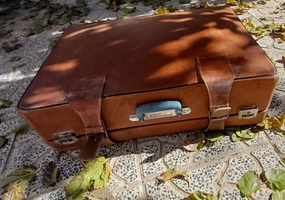 چمدان قدیمی|کلکسیون اشیاء عتیقه|سیستان, |دیوار