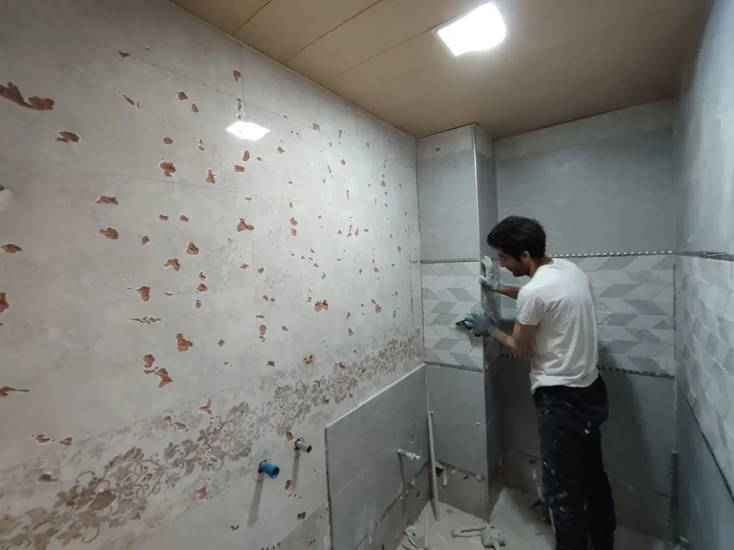 کاشی کاری چسبی وملاتی سرامیک کاری ،کاشیکاری،تخریب|خدمات پیشه و مهارت|تبریز, |دیوار