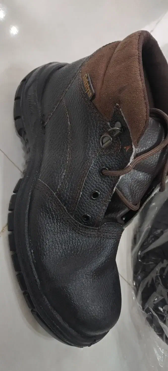 کفش کار|کیف، کفش، کمربند|مهریز, |دیوار