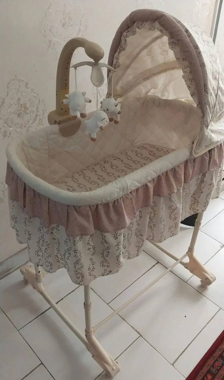 گهواره و تخت نوزاد|تخت و صندلی بچه|اسلام‌شهر, زرافشان|دیوار