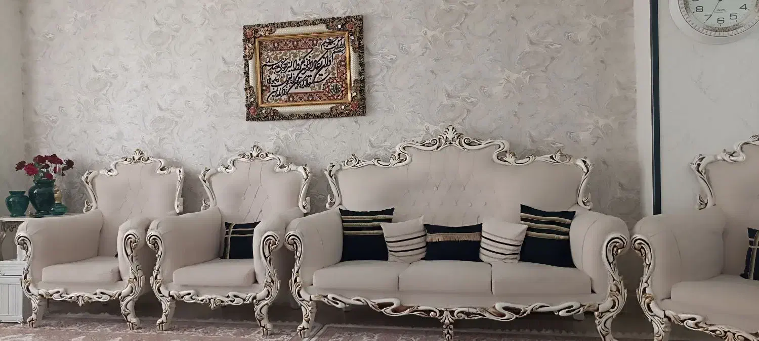 مبل فرانسوی هفت نفره همراه با کوسن ومیز وعسلی|مبلمان خانگی و میز عسلی|هشتگرد, شهرک بعثت|دیوار