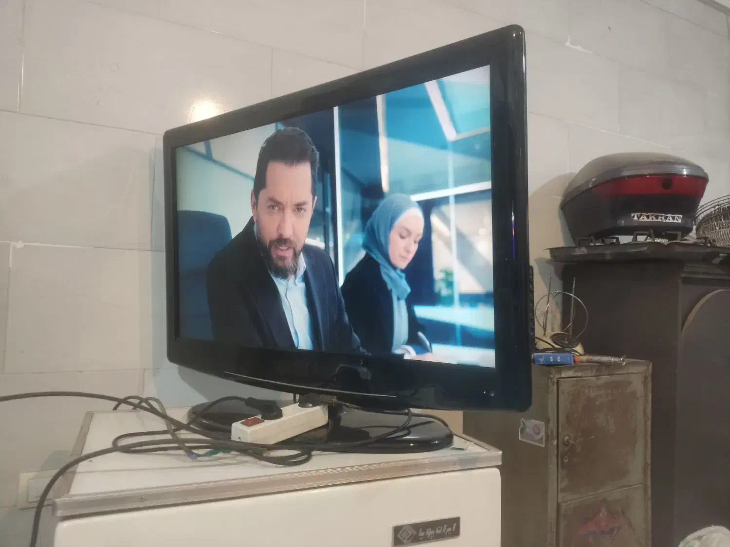 دوعددتلوزیون 42و37|تلویزیون و پروژکتور|پیر بکران, |دیوار