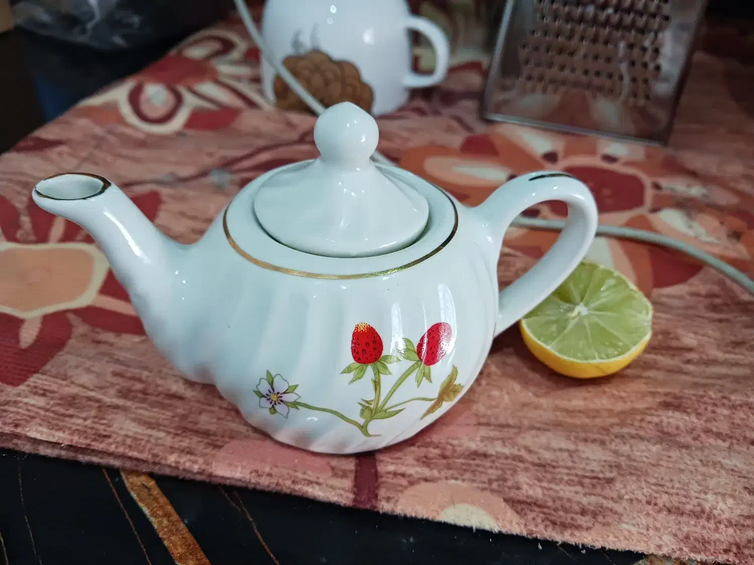 چینی و فنجان گلسرخ|کلکسیون اشیاء عتیقه|مشهد, آزادشهر|دیوار