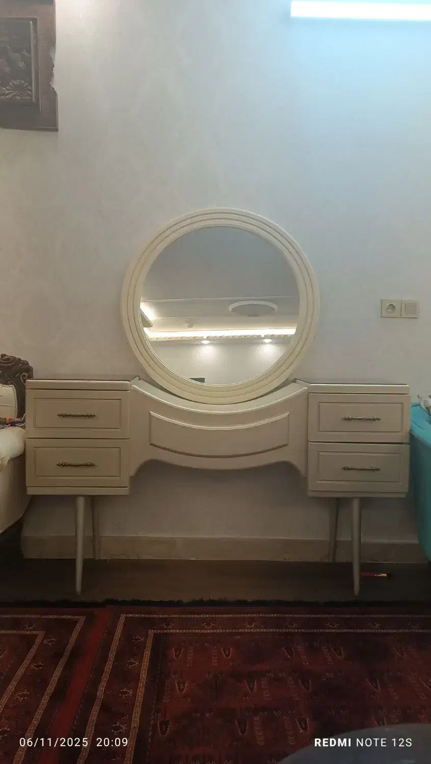 اینه|آینه|مشهد, زمانه|دیوار