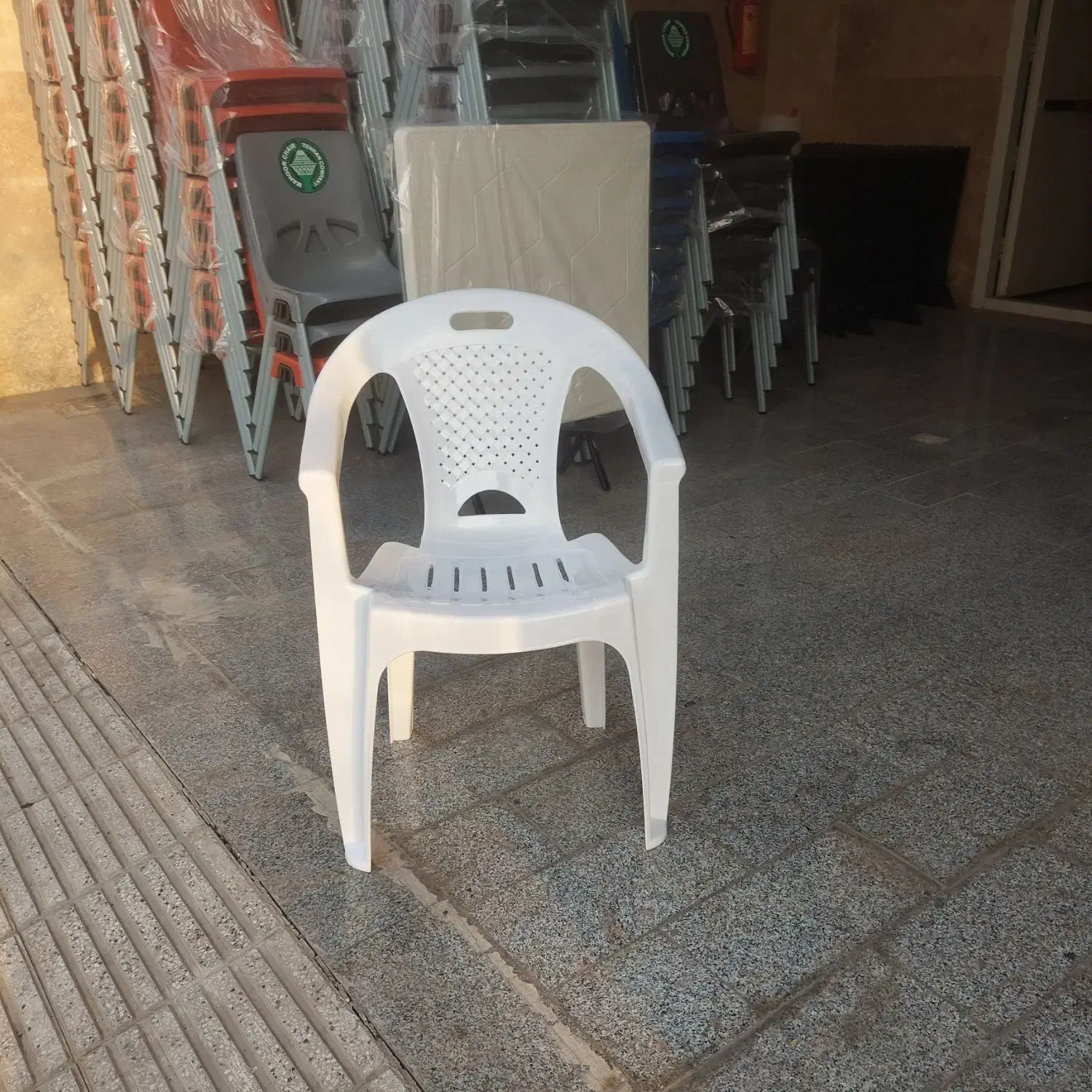 صندلی پلاستیک دسته دار|میز و صندلی غذاخوری|تهران, صد دستگاه|دیوار