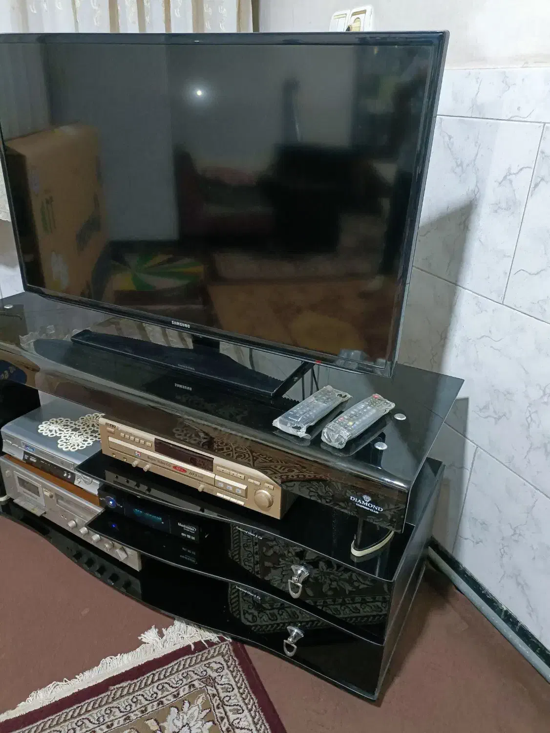 میز تلویزیون همراه با ال سی دی ۴۲ سامسونگ|تلویزیون و پروژکتور|چهاردانگه (تهران), |دیوار