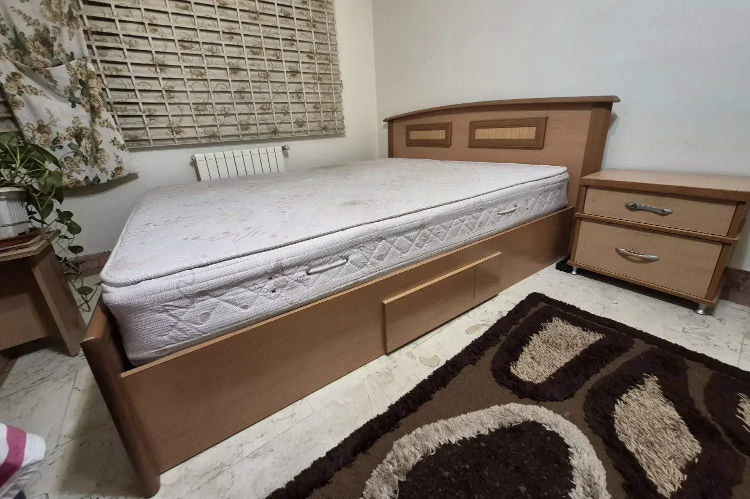 تخت دو نفره همراه با تشک خوشخواب و دراور و پاتختی|تخت و سرویس خواب|تهران, سردارجنگل|دیوار