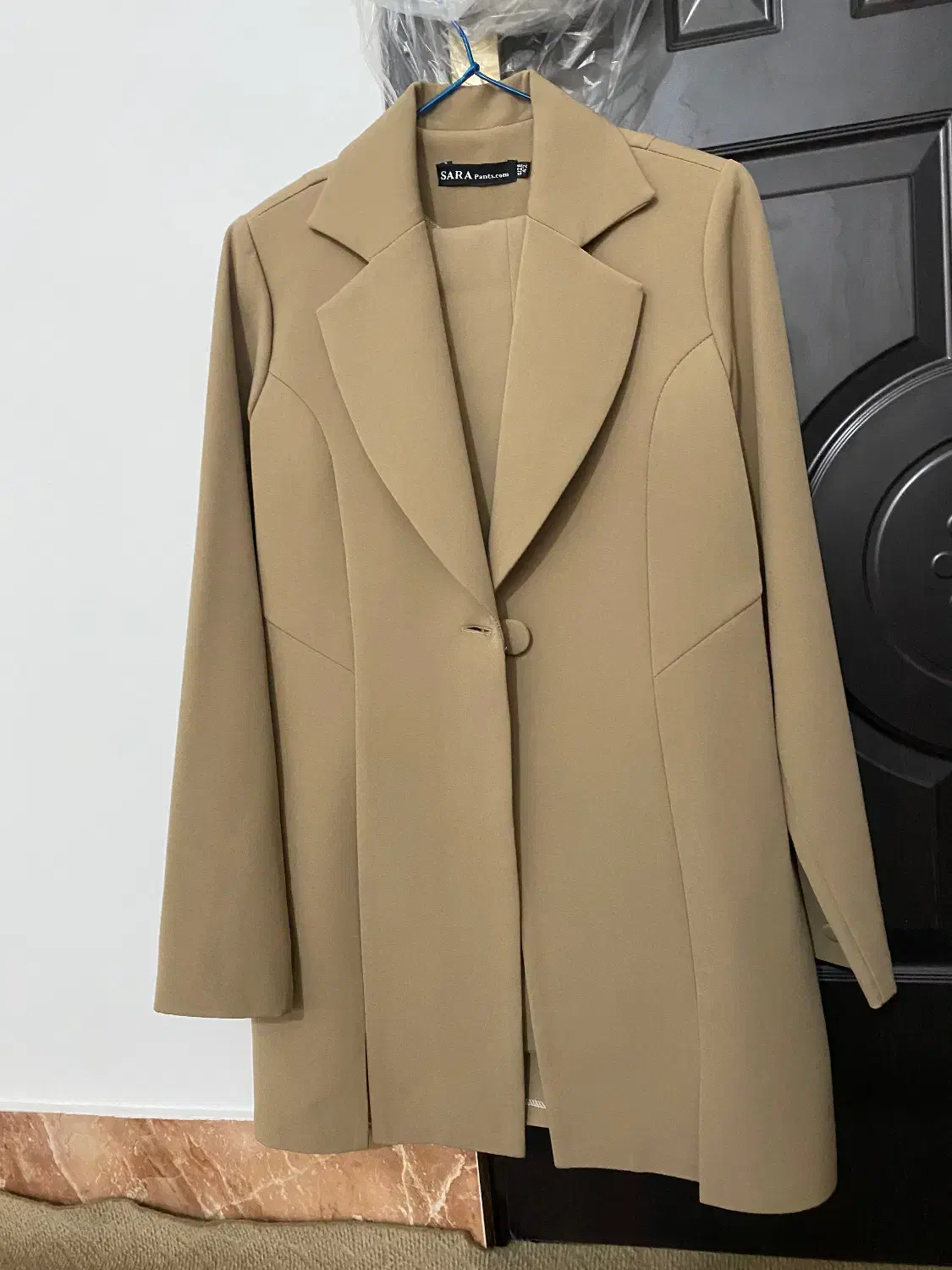 کت و شلوار|لباس|ساری, |دیوار