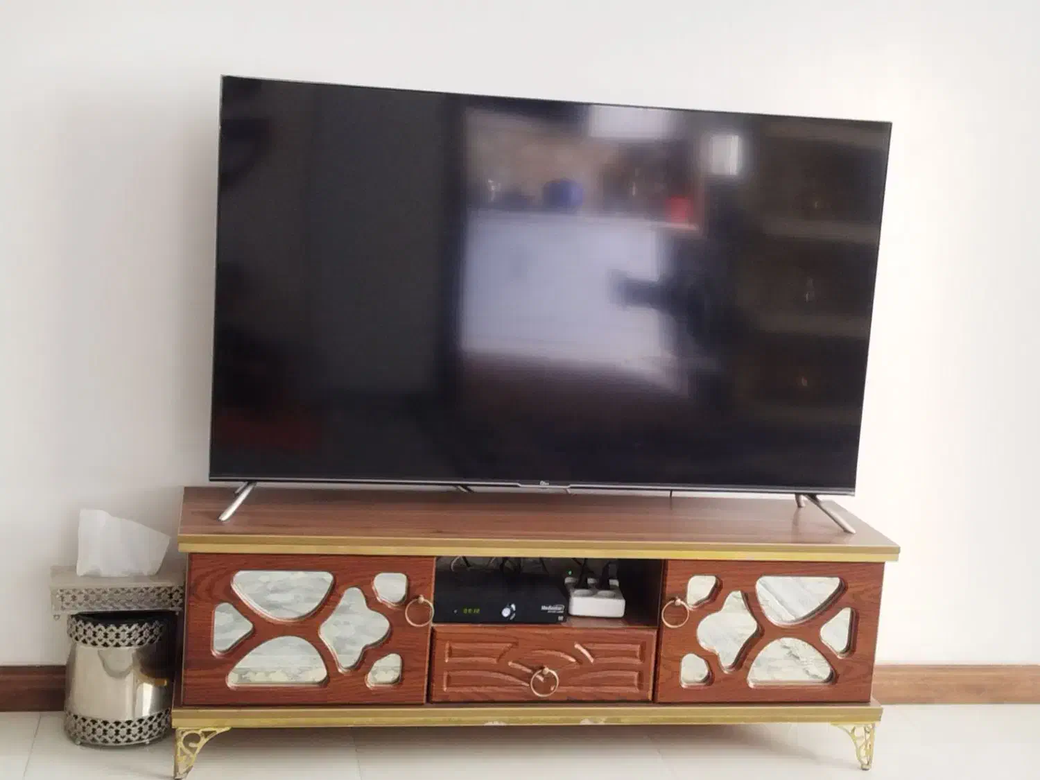 مبلمان سلطنتی ۷ نفره و تلوزیون و میزتی وی و جاکفشی|مبلمان خانگی و میز عسلی|نسیمشهر, |دیوار