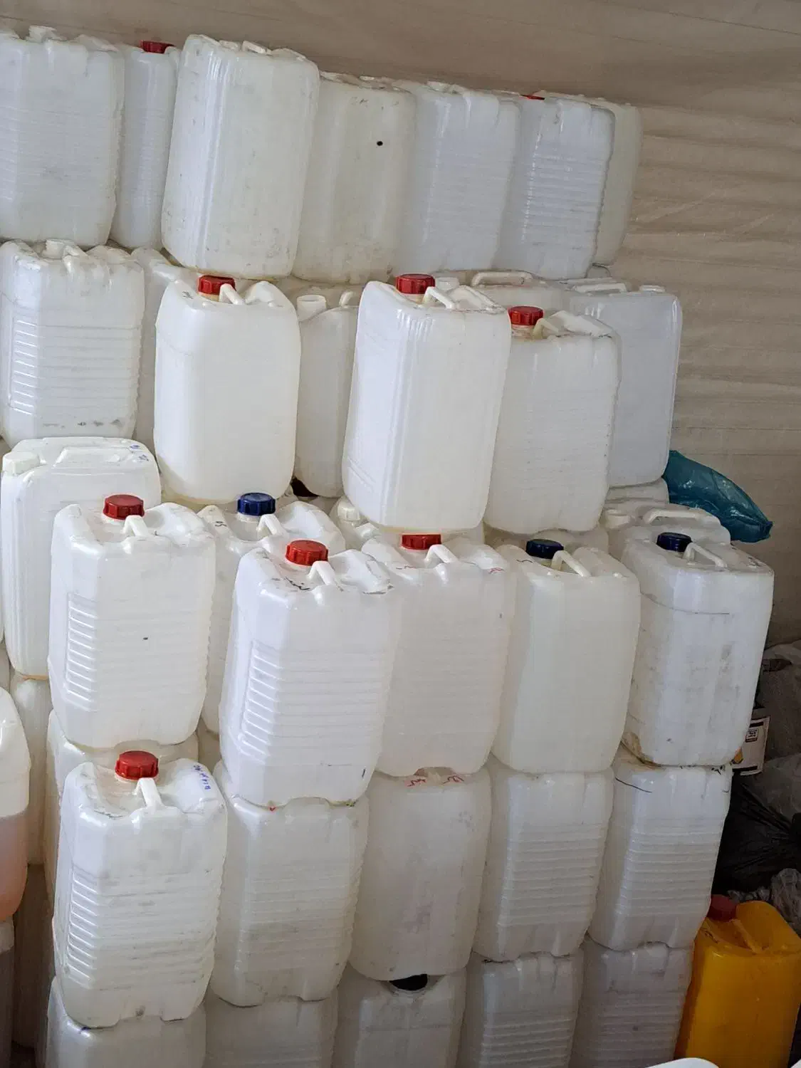 گالن ۲۰ لیتری دست دوم|ظروف نگهدارنده، پلاستیکی، یک‌بارمصرف|کاشان, کشاورز|دیوار