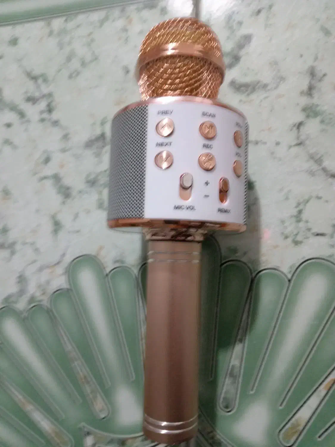 یک عدد اسپیکر|پخش‌کننده همراه|ایوان, |دیوار