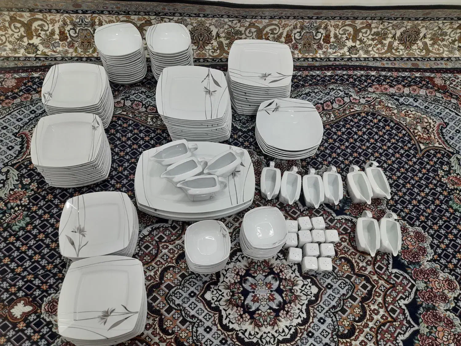 سرویس ۳۰نفره|ظروف سرو و پذیرایی|بروجرد, |دیوار