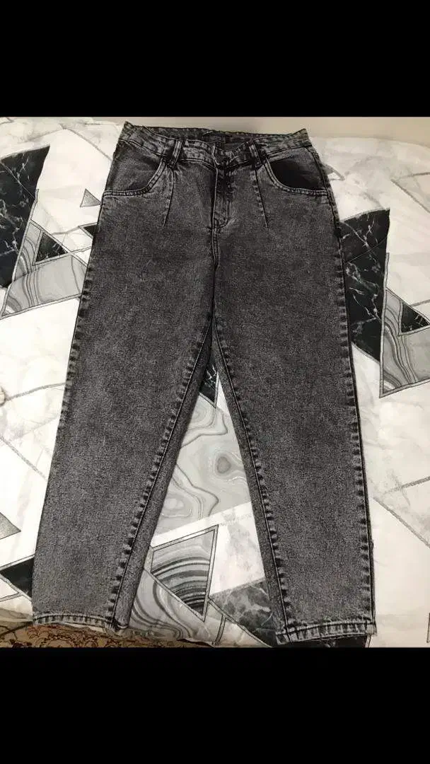 شلوار جین طوسی|لباس|لاهیجان, انقلاب|دیوار