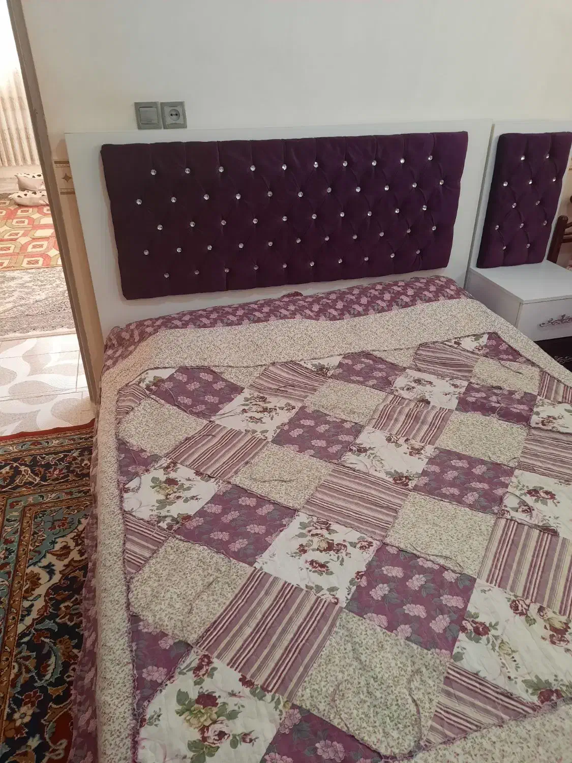 تخت خواب|تخت و سرویس خواب|صحنه, |دیوار