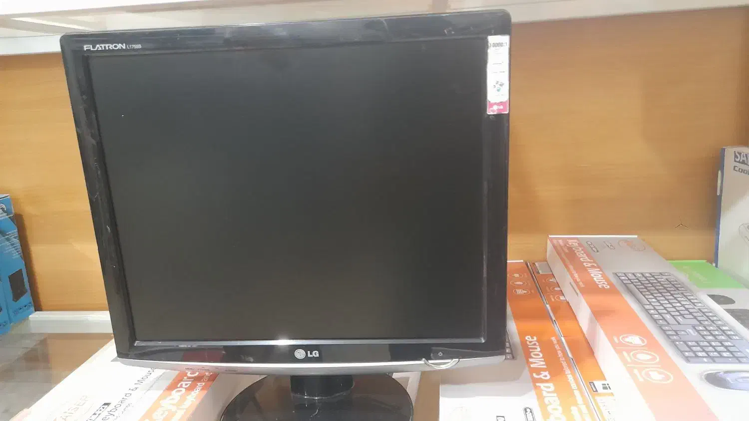 مانیتور LCD ۱۷ اینچ LG|قطعات و لوازم جانبی رایانه|مبارکه, |دیوار