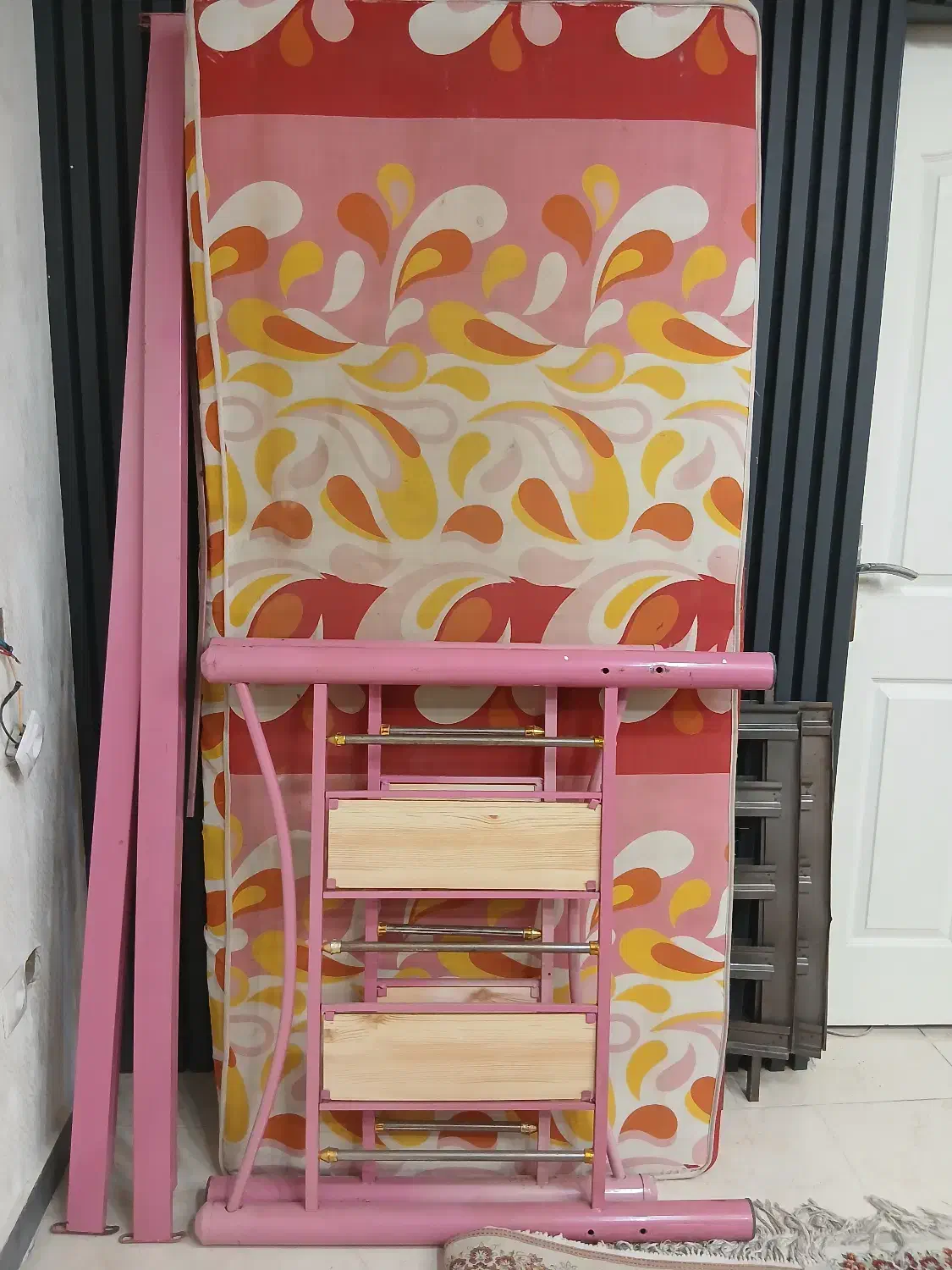 تخت فرفورژه یکنفره|تخت و سرویس خواب|رشت, کوی فرهنگیان|دیوار