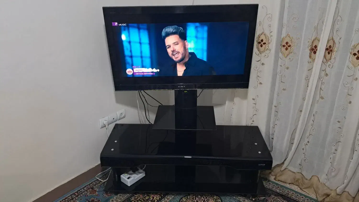 میز و تلویزیون|تلویزیون و پروژکتور|محمدشهر, شهرک پیام (مهرالبرز)|دیوار