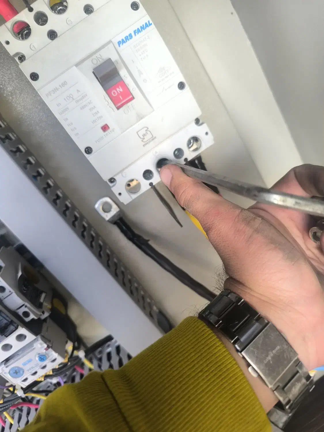 برقکار صنعتی و ساختمانی عیب یابی و رفع اتصالی قطعی|خدمات پیشه و مهارت|کرمان, |دیوار