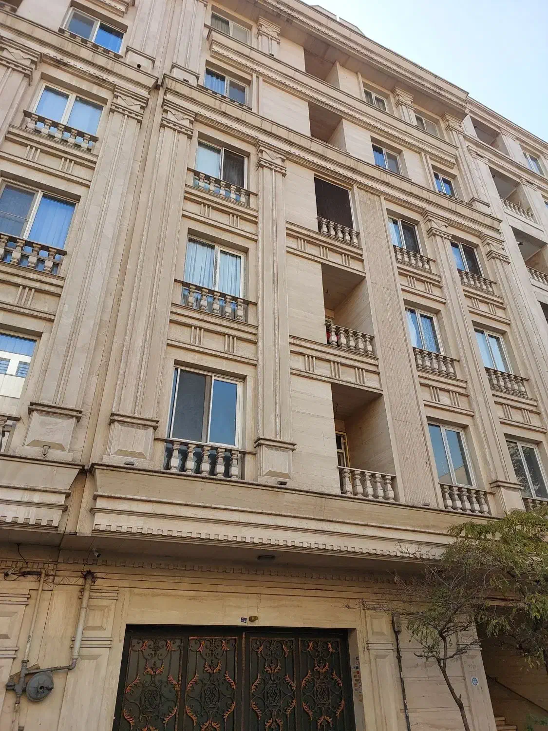 ریحانی جنوبی ۱۵۰ متر سه خوابه