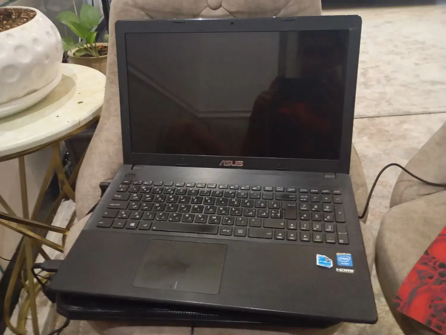 لبتاب ایسوز|رایانه همراه|شیراز, گل سرخ|دیوار