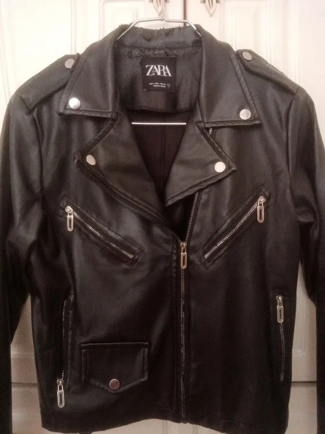 کت چرم|لباس|قرچک, میرزائی شمالی|دیوار