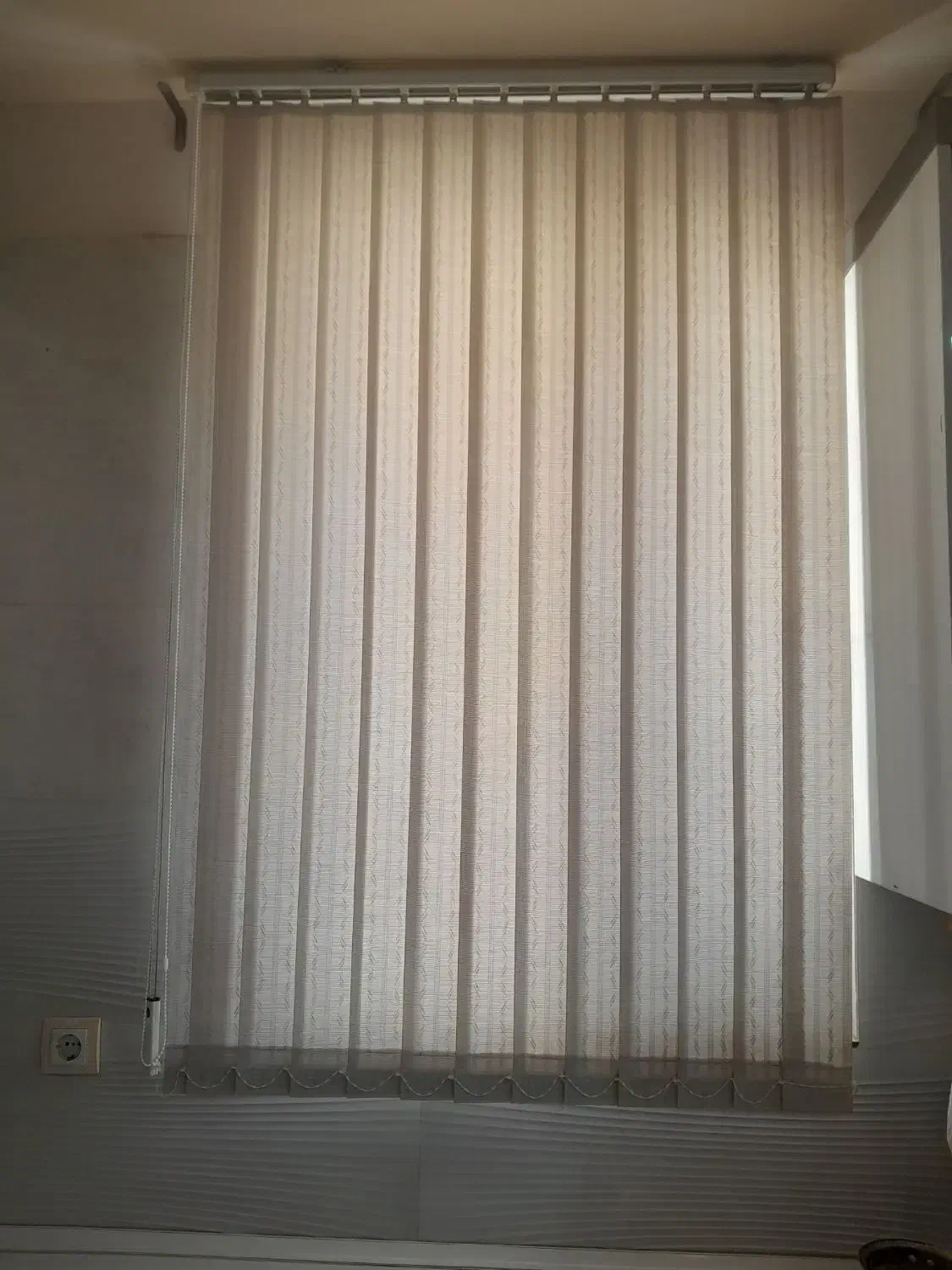 دو عدد پرده عمودی طوسی کمرنگ|پرده، رانر، رومیزی|سبزوار, امیر کبیر|دیوار