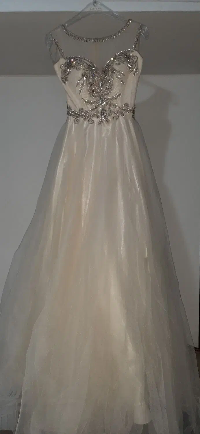 لباس عقد.|لباس|شهریار, شهریار|دیوار