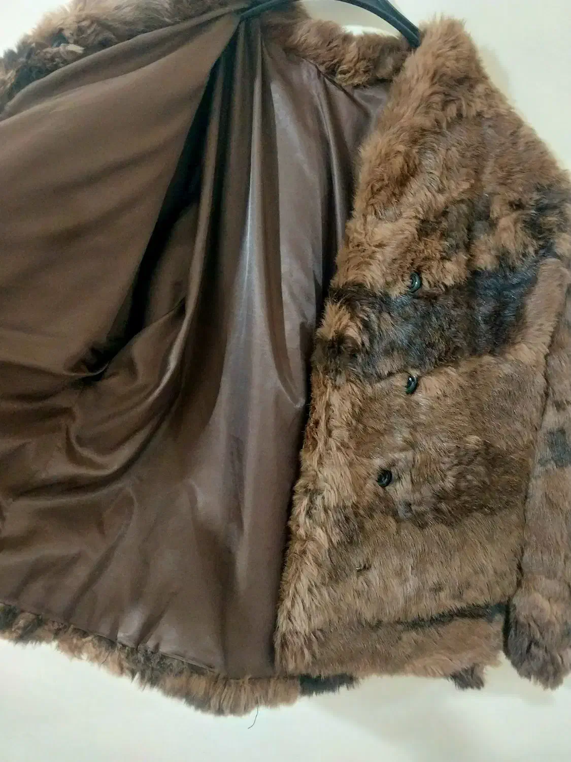 پالتو|لباس|هشتگرد, شهرک گلها|دیوار