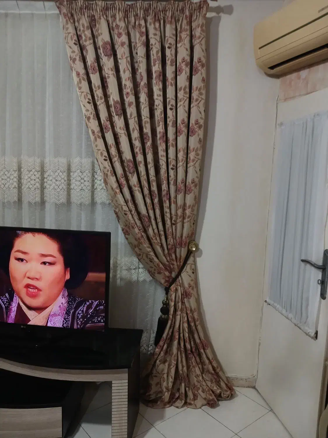 والان پرده در حد نو .فقط والان بدون پرده زیرش هست|پرده، رانر، رومیزی|رشت, علی آباد|دیوار