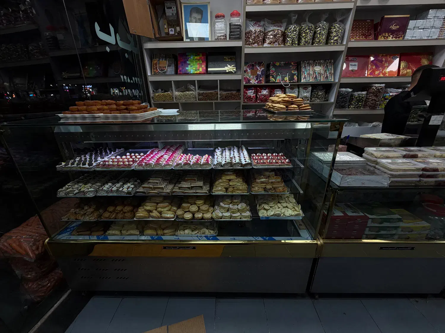 استخدام همکار اقا در قنادی و آبمیوهبستنی بابک|استخدام خدمات فروشگاه و رستوران|مرند, |دیوار