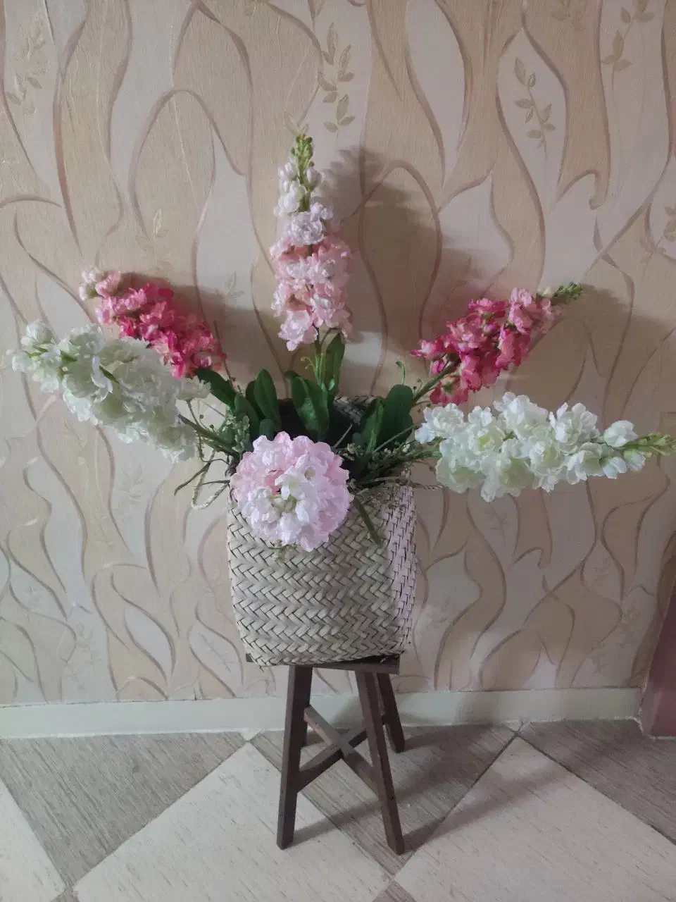 تعدادی گل و گلدان دکوری|گل مصنوعی|اراک, |دیوار