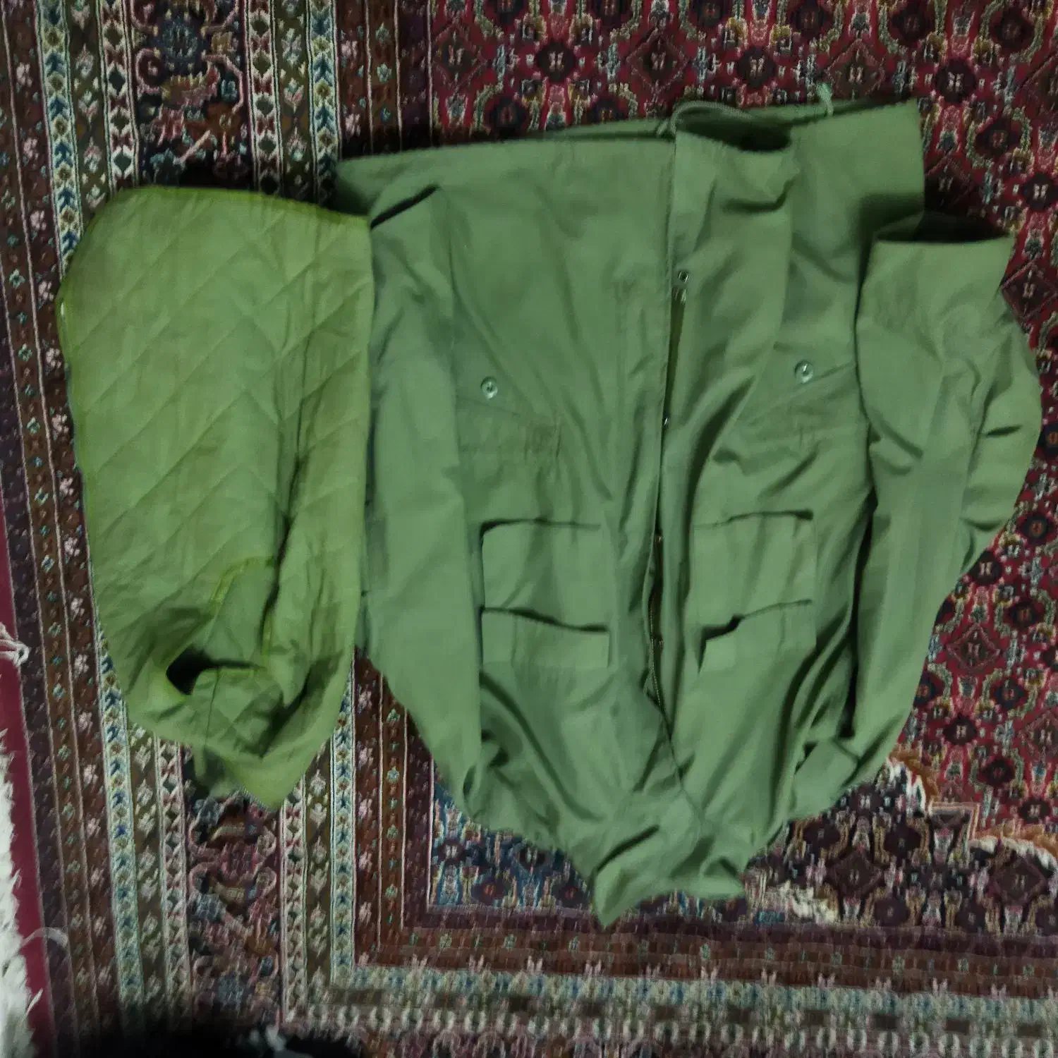 اورکت تنهایی نظامی|کلکسیون اشیاء عتیقه|اندیشه, اندیشه فاز ۱|دیوار