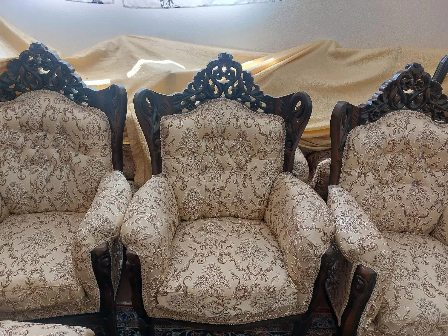 فروش مبل ۹ نفره کلاسیک|مبلمان خانگی و میز عسلی|شاهین‌شهر, گزبرخوار|دیوار