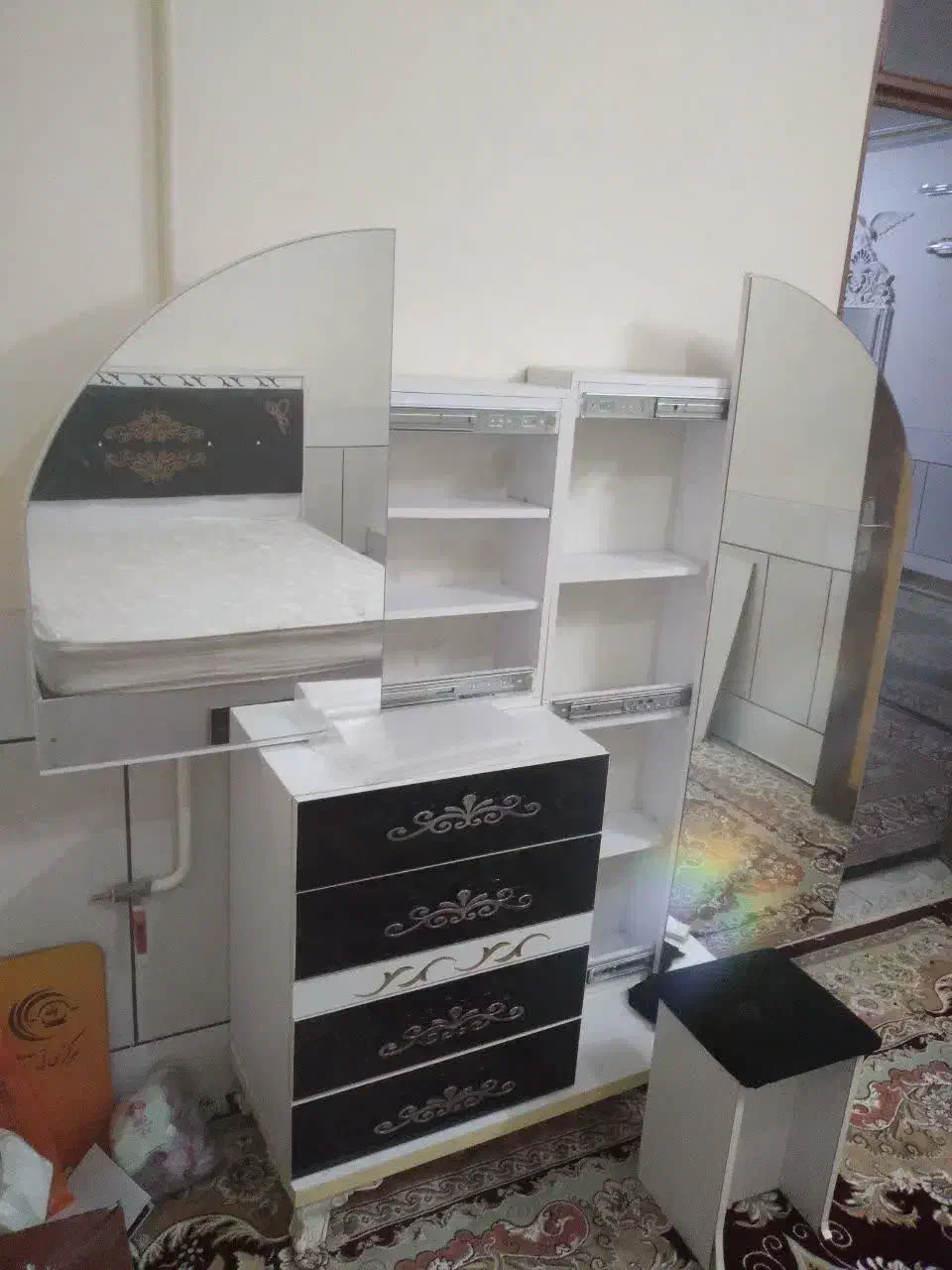 تخت و میز ارایشی|تخت و سرویس خواب|لنجان, |دیوار