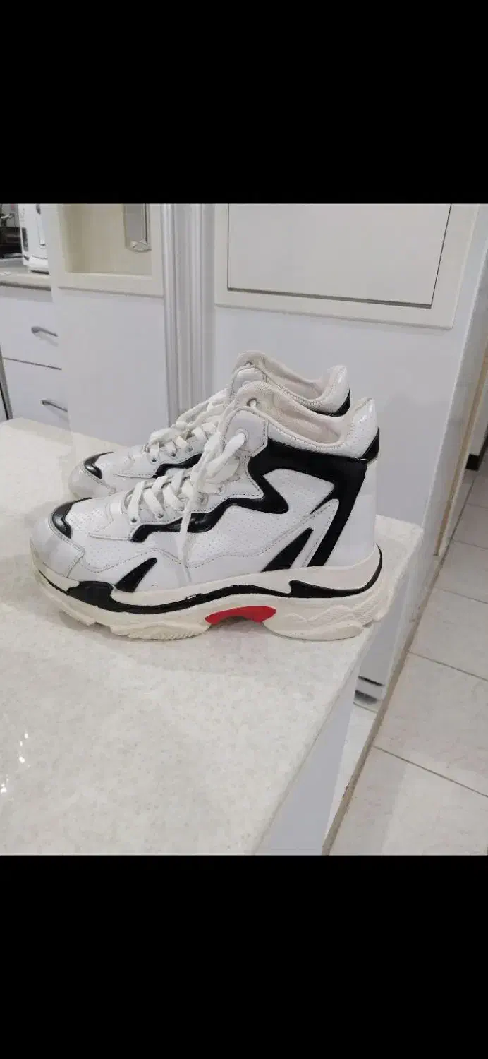 کتونی|کیف، کفش، کمربند|اشتهارد, |دیوار