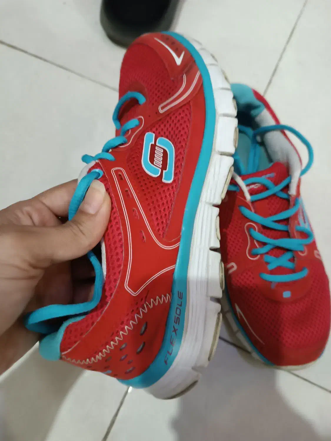 کتونی|کیف، کفش، کمربند|کن, |دیوار