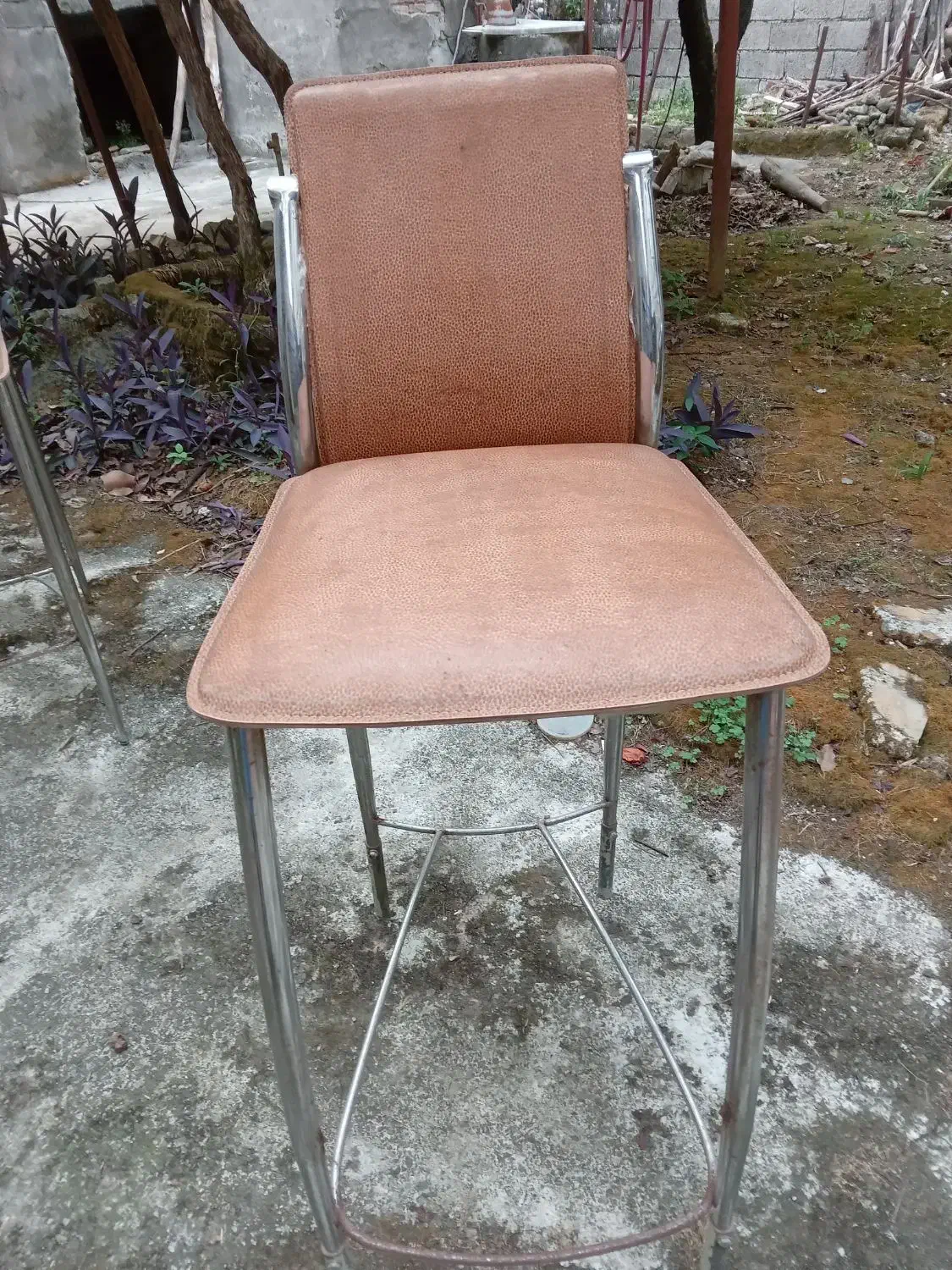 صندلی بلند دو عدد  صندلی  فرفوژه 1 عدد موجود  است.|صندلی و نیمکت|لاهیجان, شهید آوینی|دیوار