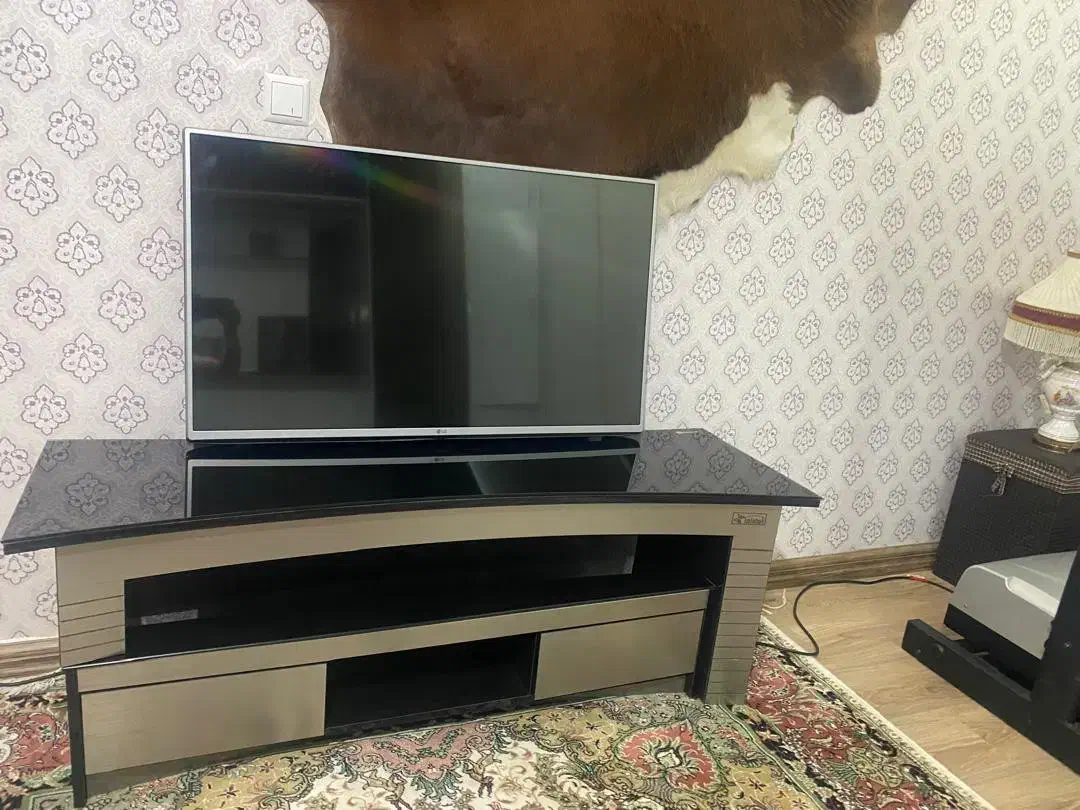 ال ای دی ال جی ۴۲اینج همراه میزدر حد نو|تلویزیون و پروژکتور|تبریز, |دیوار