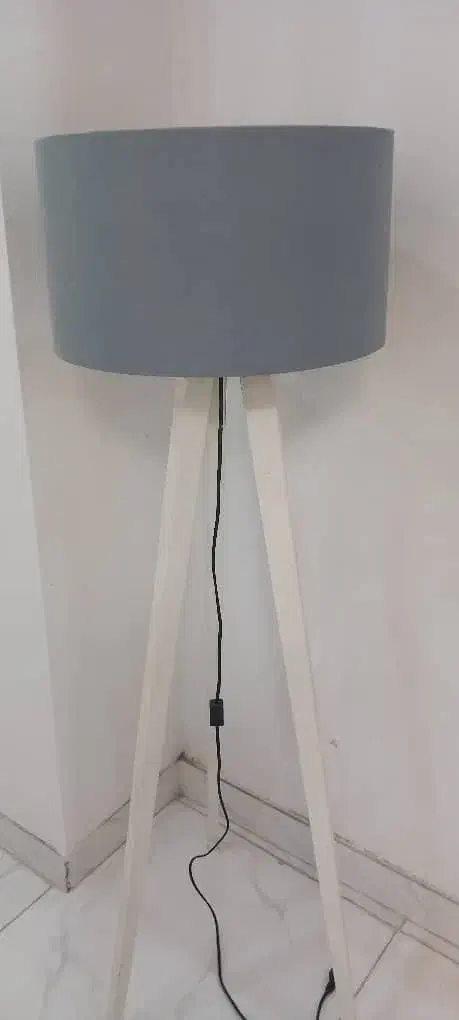 آباژور سه پایه کنار سالنی|چراغ خواب و آباژور|رشت, رشتیان|دیوار