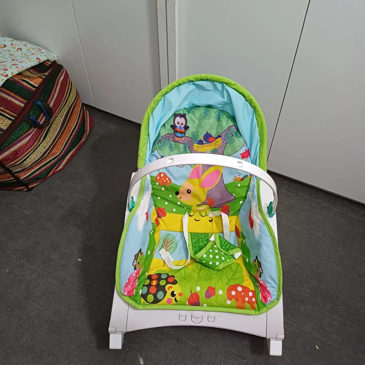 نی نی لای زیبا و در حد نو نو|تخت و صندلی بچه|اصفهان, همدانیان|دیوار