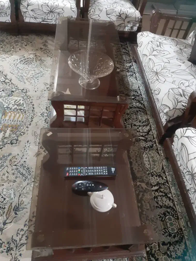 مبل ۷نفره با دسته چوبی به همراه دو میز وسط|مبلمان خانگی و میز عسلی|آمل, |دیوار