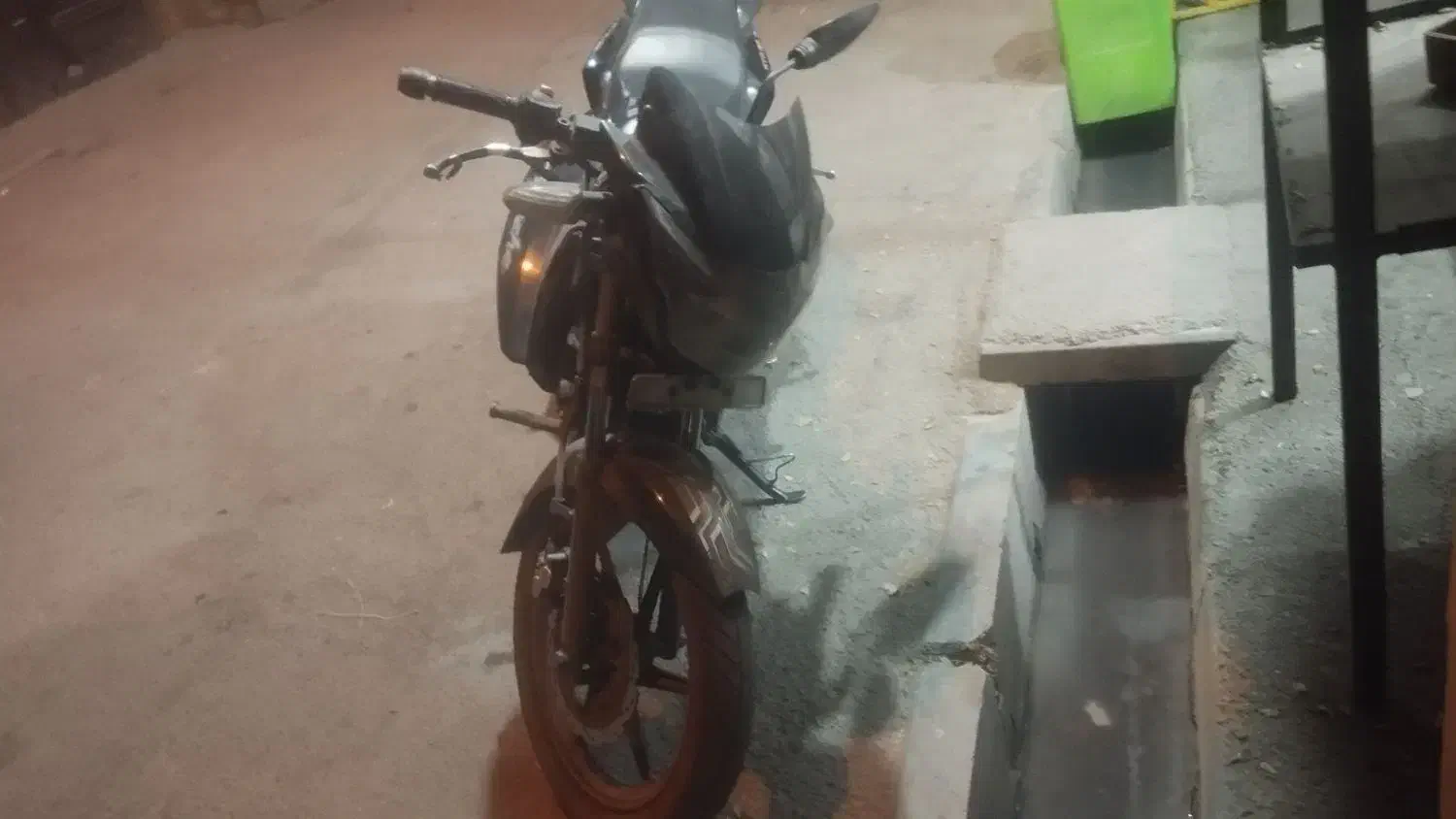 آپاچی|موتورسیکلت|قرچک, پویینک|دیوار