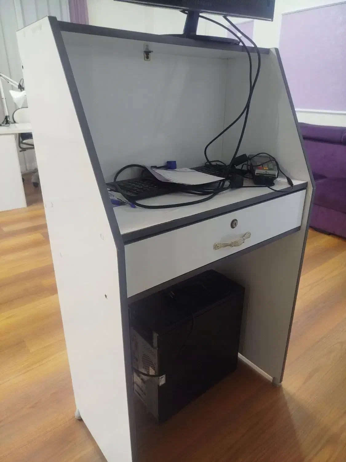 کانتر در حد نو|دفتر کار|فومن, |دیوار