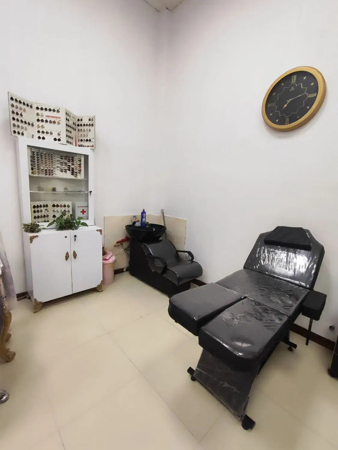 وسایل سالن زیبایی سلنا|آرایشگاه و سالنهای زیبایی|هشتگرد, شهرک گلها|دیوار